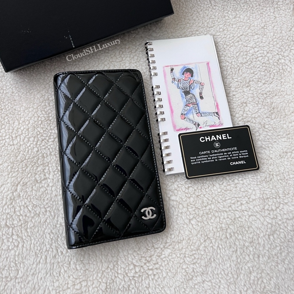 Auth Chanel Classic Medium Quilted Black Patent Leather Agenda w/ Silver hdw